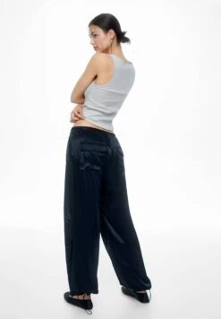 PULL & BEAR Satin Parachute - Broek - Mottled Black 10 PULL & BEAR Satin Parachute - Broek - Mottled Black -Mode Dameskleding Winkel 01f9e05b2aca4c0aabb6b44b6bfa31fd