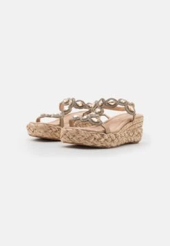 Alma En Pena Sandalen Met Sleehak - Beige -Mode Dameskleding Winkel 18e6400368264c168d0a8dddaff3793e