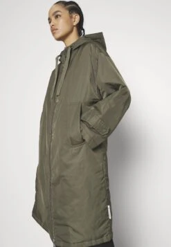 Marc O'Polo Coat Long Padded Fixed Hood Zipper Drawstring Waist - Parka - Olive Crop -Mode Dameskleding Winkel 25a62c9ca4b744d3829cf8aa948cc204