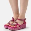 Alma En Pena Sandalen Met Sleehak - Fuxia -Mode Dameskleding Winkel 2707cedf0f5b4703bd6a2b1401c44f45