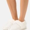 Pier One Pantoffels - White
