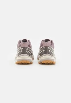 Salomon Xt-6 Unisex - Sneakers Laag - Quail/Plum Kitten/Vanilla Ice 10 Salomon Xt-6 Unisex - Sneakers Laag - Quail/Plum Kitten/Vanilla Ice -Mode Dameskleding Winkel 31cfa453540044b199d3052754f2c914