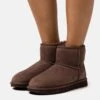Ugg Classic Mini - Korte Laarzen - Burnt Cedar 1 Ugg Classic Mini - Korte Laarzen - Burnt Cedar -Mode Dameskleding Winkel 4349a1a510f444f49be256228a69fb77