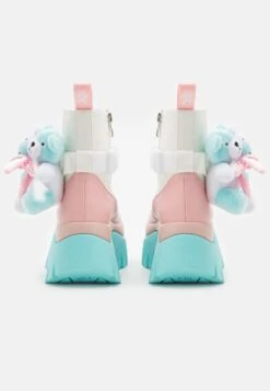 KOI FOOTWEAR Melanie Martinez Sweet Teddy Bear Platform Boots - Korte Laarzen - Blue/Pink/White -Mode Dameskleding Winkel 4b80000437fe49128bbe5fd8d98b6074