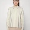DRYKORN Cloelia - Blouse -Off White 1 DRYKORN Cloelia - Blouse -Off White -Mode Dameskleding Winkel 5c45d92c97984fc7a933cf54bec5a3a0