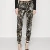 JUST CAVALLI Super Trousers Pocket - Straight Leg Jeans - Honey Mustard -Mode Dameskleding Winkel 64d08b0c07a84fb9a6ca3a27f73f4364