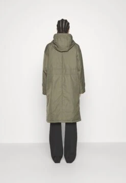 Marc O'Polo Coat Long Padded Fixed Hood Zipper Drawstring Waist - Parka - Olive Crop -Mode Dameskleding Winkel 6891794f3bf4452a9d6a61ad7079317f