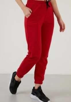 LELA Slim Fit - Trainingsbroek - Red -Mode Dameskleding Winkel 6896e69fe70040048443b16ad7f70ad2