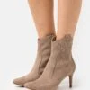Anna Field Enkellaarsjes Met Hoge Hak - Taupe 1 Anna Field Enkellaarsjes Met Hoge Hak - Taupe -Mode Dameskleding Winkel 6a0c670a6ddd4b1a800dc2ddc78681fe