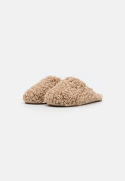 Ugg Maxi Curly Slide - Pantoffels - Sand 10 Ugg Maxi Curly Slide - Pantoffels - Sand -Mode Dameskleding Winkel 78ba8cb5354e4d749fce1bcfc355f5ff