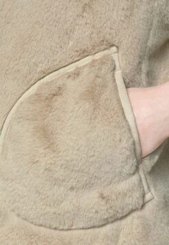 MARC CAIN Bodywarmer - Almond Milk -Mode Dameskleding Winkel 7cd14e8ad6fe4834a01639b80fc13efe