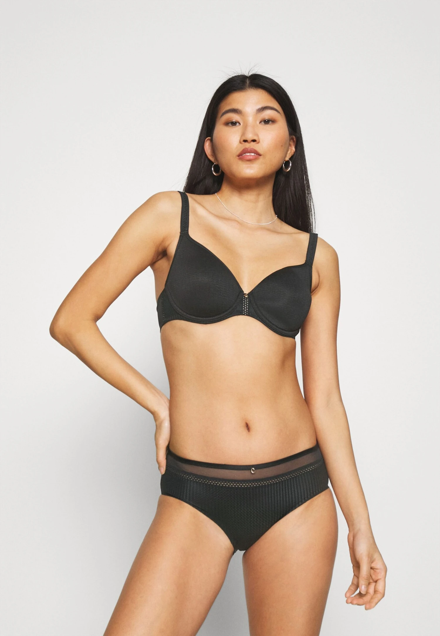 Chantelle Chic Essential Spacer - Beugel Bh - Schwarz 4 Chantelle Chic Essential Spacer - Beugel Bh - Schwarz - Afbeelding 2