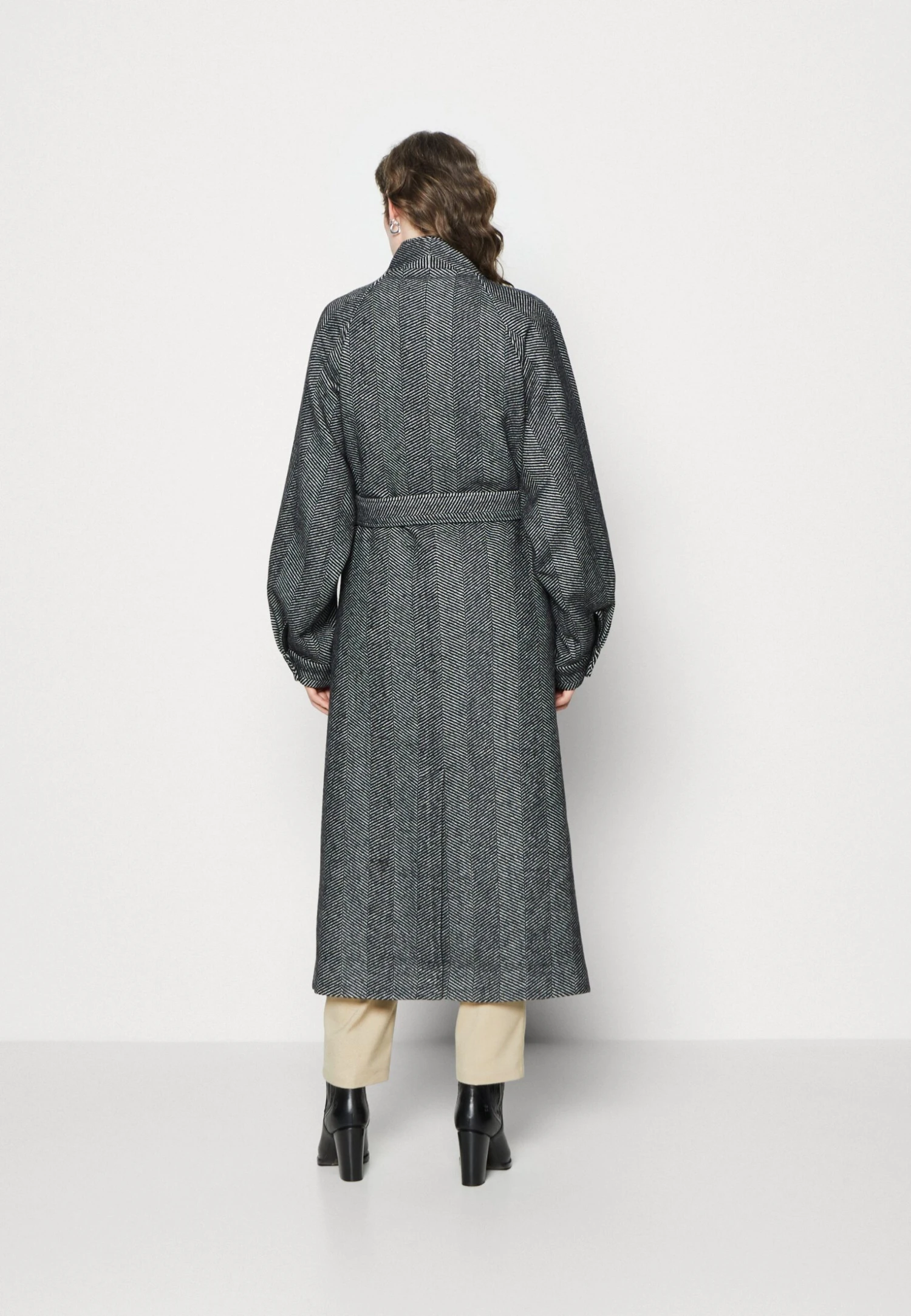 Gestuz Farren Coat - Mantel - Black/White 5 Gestuz Farren Coat - Mantel - Black/White - Afbeelding 3