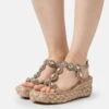 Alma En Pena Sandalen Met Sleehak - Beige -Mode Dameskleding Winkel 92087546ab5a4ad3a065eaa93926a971