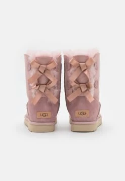 Ugg Bailey Bow - Korte Laarzen - Rose Grey -Mode Dameskleding Winkel 9c242b3c6b994e2da84b5c62e188470b
