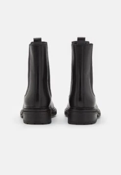 Clarks Tilham Chelsea - Korte Laarzen - Black -Mode Dameskleding Winkel 9da2bef0b57c4b82873c70bc0977f37d