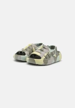 Ugg Sport Yeah Camopop - Sandalen - Moss Green 10 Ugg Sport Yeah Camopop - Sandalen - Moss Green -Mode Dameskleding Winkel a62d21f623ed4ff7b760b41976672ff9