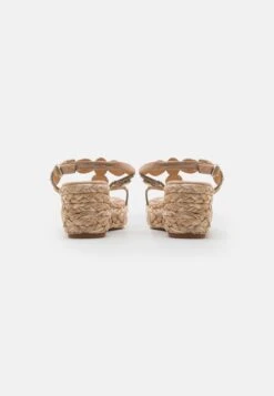 Alma En Pena Sandalen Met Sleehak - Beige -Mode Dameskleding Winkel b515a4cbbd6d4779b7f937298e61c6dd