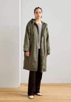 Marc O'Polo Coat Long Padded Fixed Hood Zipper Drawstring Waist - Parka - Olive Crop -Mode Dameskleding Winkel b68bc2976e10466887511b84a6f2f820