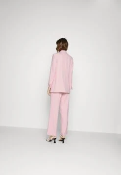 MARC CAIN Blazer - Soft Powder Pink -Mode Dameskleding Winkel b6fba16f4afd41f2bb1dd9ba25aea48d
