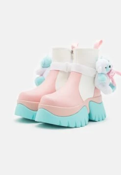 KOI FOOTWEAR Melanie Martinez Sweet Teddy Bear Platform Boots - Korte Laarzen - Blue/Pink/White -Mode Dameskleding Winkel c1a669c57b2b40fba289021b1425f5ac