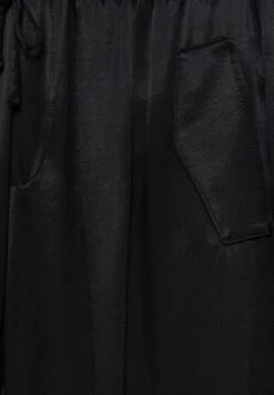 PULL & BEAR Satin Parachute - Broek - Mottled Black 13 PULL & BEAR Satin Parachute - Broek - Mottled Black -Mode Dameskleding Winkel c3b8c9d2f98f4296acf85615e49ddcc9