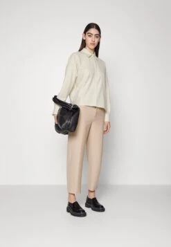 DRYKORN Cloelia - Blouse -Off White -Mode Dameskleding Winkel ca56451f7d664163a260dea1794ac30f