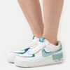 Nike Sportswear W Af1 Shadow - Sneakers Laag - Summit White/Mineral/Industrial Blue/Geode Teal/Sea Glass 2 Nike Sportswear W Af1 Shadow - Sneakers Laag - Summit White/Mineral/Industrial Blue/Geode Teal/Sea Glass -Mode Dameskleding Winkel cff19edb6c004e6d8d121819a3a96afb