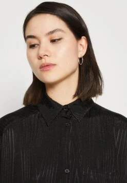 Monki Blousejurk - Black Jaquard -Mode Dameskleding Winkel d35e4ded7d9d4d5c8bda640341787a43