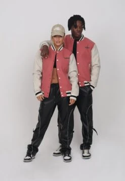 Lamar Varsity Jacket Unisex - Imitatieleren Jas - Coral 13 Lamar Varsity Jacket Unisex - Imitatieleren Jas - Coral -Mode Dameskleding Winkel da79dc0c8f6446288071845f3a0ab1e8