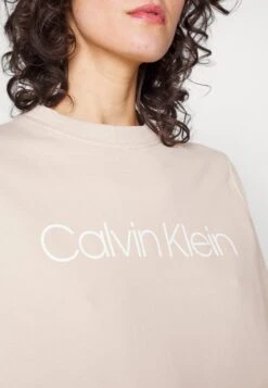Calvin Klein Core Logo - Sweater - White Clay -Mode Dameskleding Winkel e2fb8b80416444bc975899181f11277c