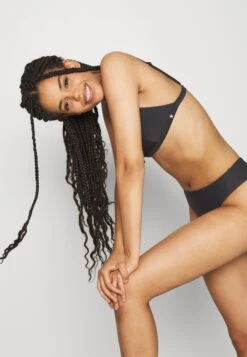 Seafolly Essentials Bralette - Bikinitop - Black 13 Seafolly Essentials Bralette - Bikinitop - Black -Mode Dameskleding Winkel e9de9238a8f34c13985953eeeda3b217