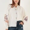 LELA Blouse - White 2 LELA Blouse - White -Mode Dameskleding Winkel f0ef1dc2e8e241c2a5b004eec4628d80