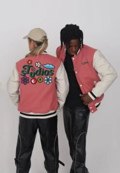 Lamar Varsity Jacket Unisex - Imitatieleren Jas - Coral 15 Lamar Varsity Jacket Unisex - Imitatieleren Jas - Coral -Mode Dameskleding Winkel f9223cf371024af5a65b6533f93273a1